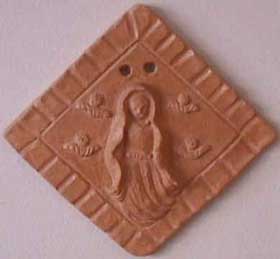 Assuno/1996 -Broche de parede em argila  por Vernica M. Mapurunga de Miranda
